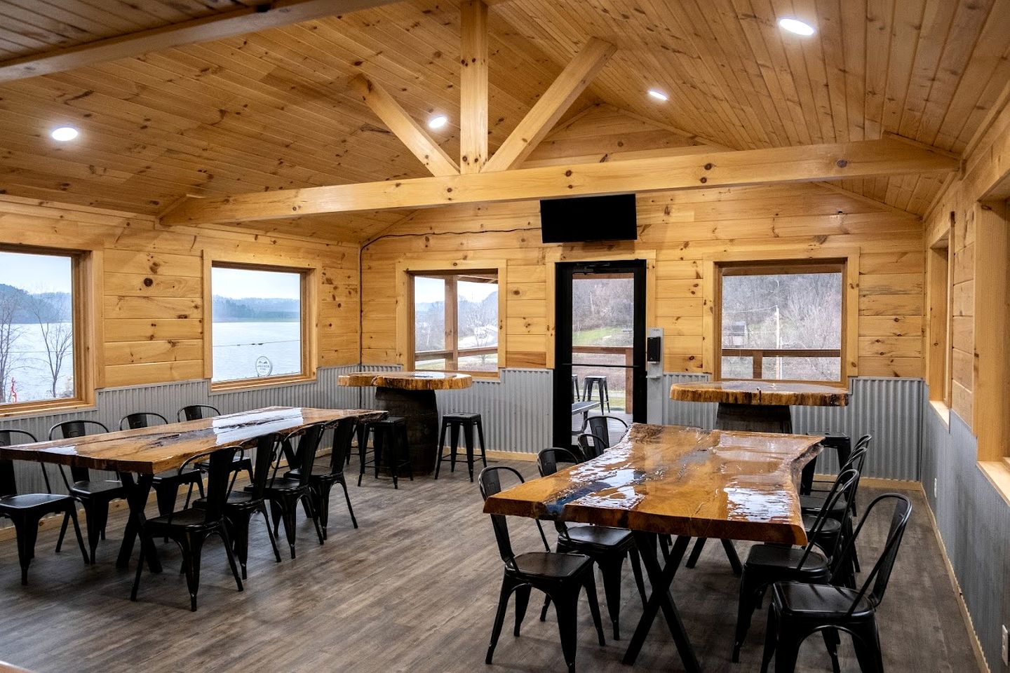 Wooden Chic Cabin Fully Stocked near Tappan Lake in Ohio