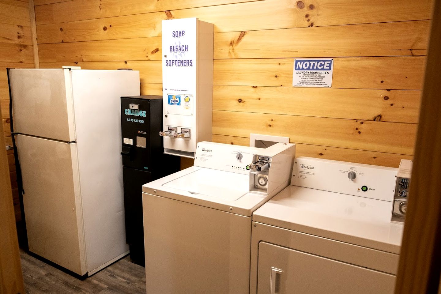 Wooden Chic Cabin Fully Stocked near Tappan Lake in Ohio