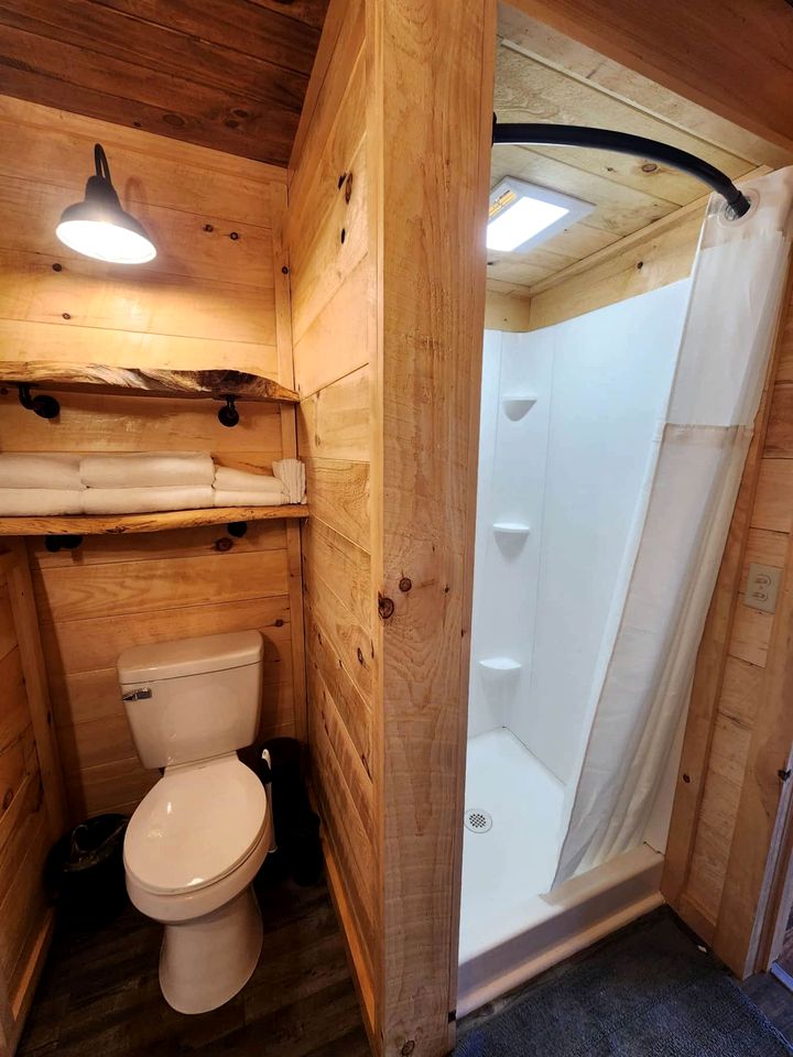 Wooden Chic Cabin Fully Stocked near Tappan Lake in Ohio