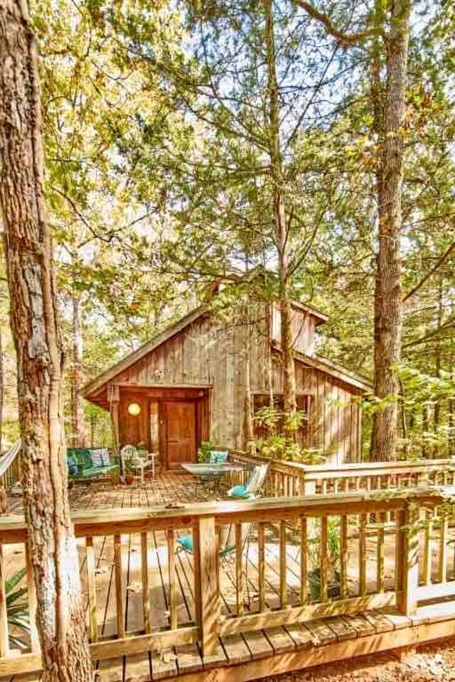 Cozy and Comfortable Kid-Friendly Cabin Rental for a Memorable Family Getaway Nestled in the Serene Forest in Ben Wheeler, Texas