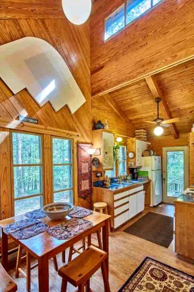 Cozy and Comfortable Kid-Friendly Cabin Rental for a Memorable Family Getaway Nestled in the Serene Forest in Ben Wheeler, Texas