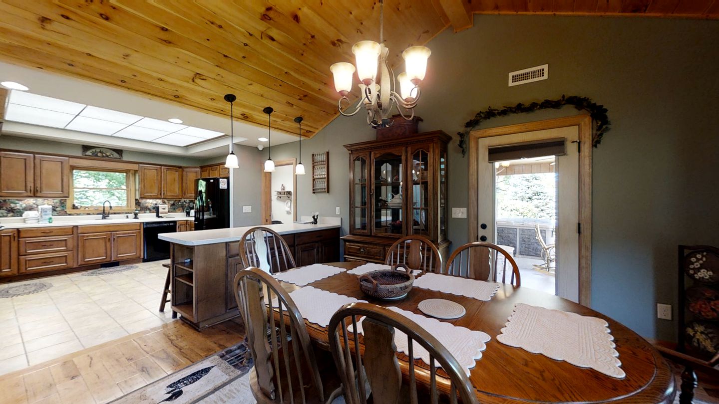 Spacious Cabin in Sevierville, with Hot Tub and Games Room for a Relaxing Getaway in the Mountains