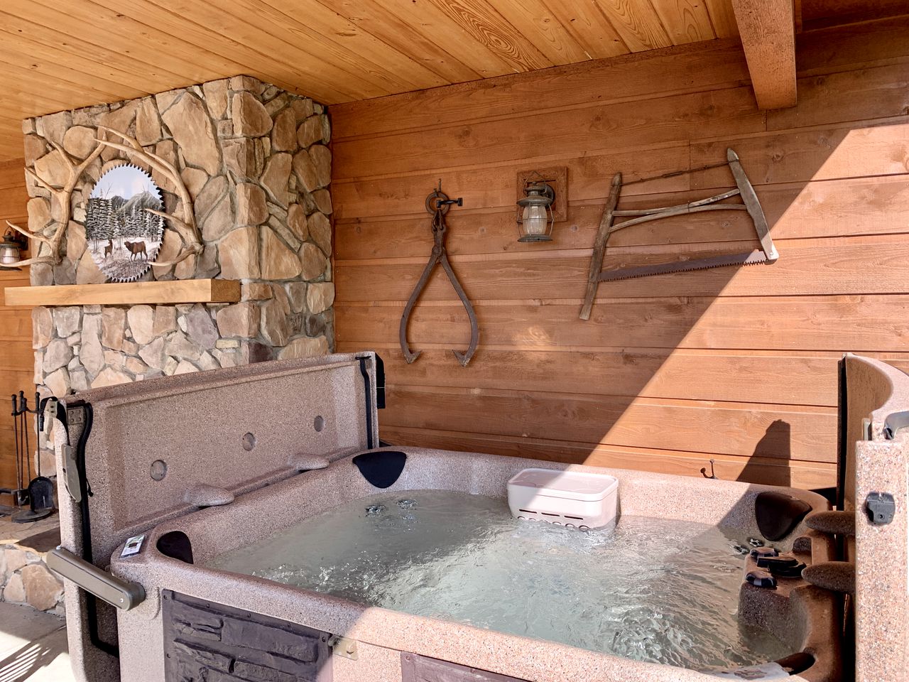 Spacious Cabin in Sevierville, with Hot Tub and Games Room for a Relaxing Getaway in the Mountains