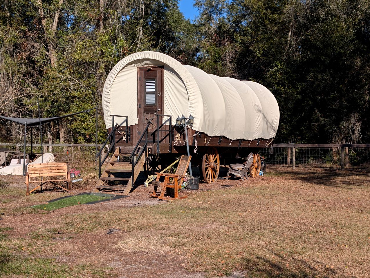 Luxury Highland Cow Glamping in Cozy Covered Wagon with Peaceful Farm Retreat in Melrose, Florida