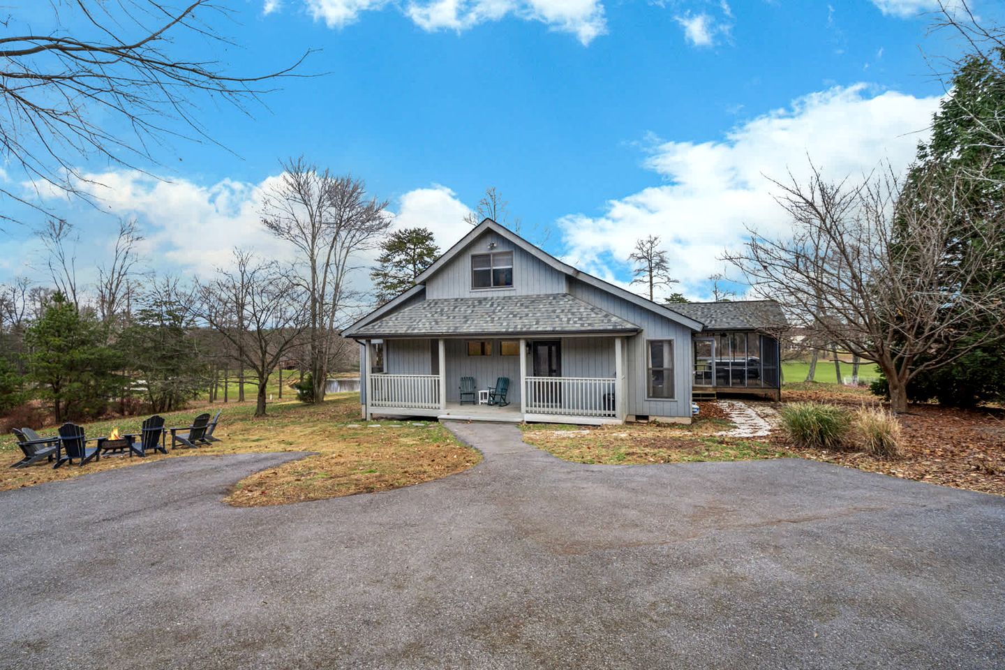 Spacious Cabin with Hot Tub, Arcade Room, and Fire Pit, Perfect for a Family Holiday in West Virginia