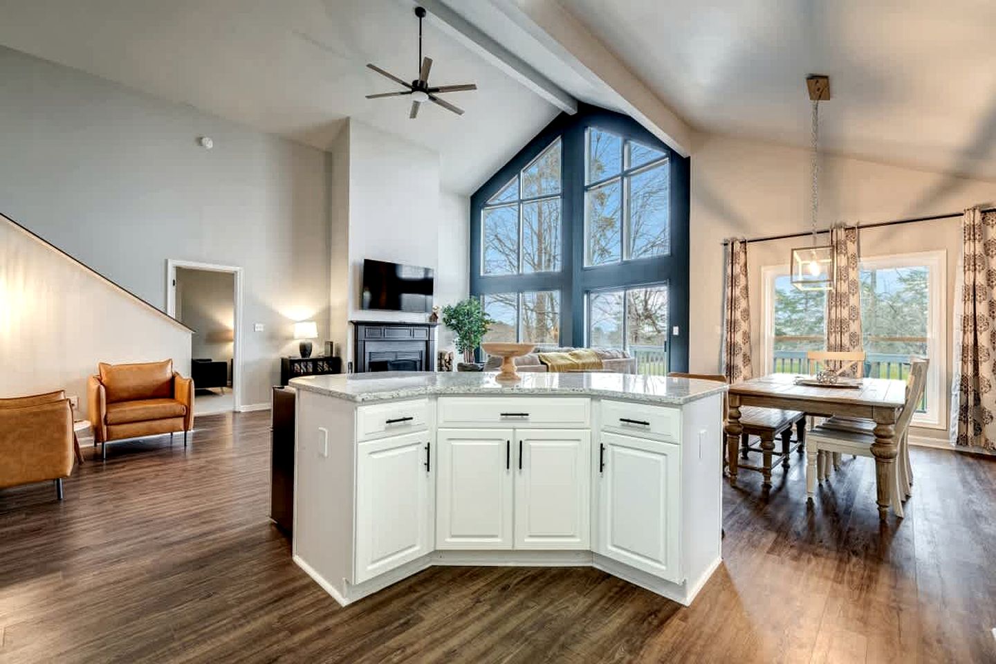 Spacious Cabin with Hot Tub, Arcade Room, and Fire Pit, Perfect for a Family Holiday in West Virginia