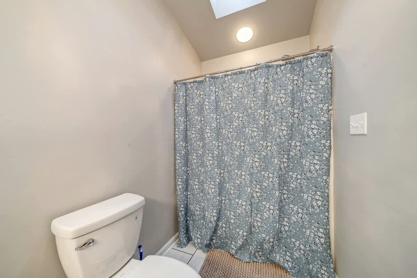 Spacious Cabin with Hot Tub, Arcade Room, and Fire Pit, Perfect for a Family Holiday in West Virginia