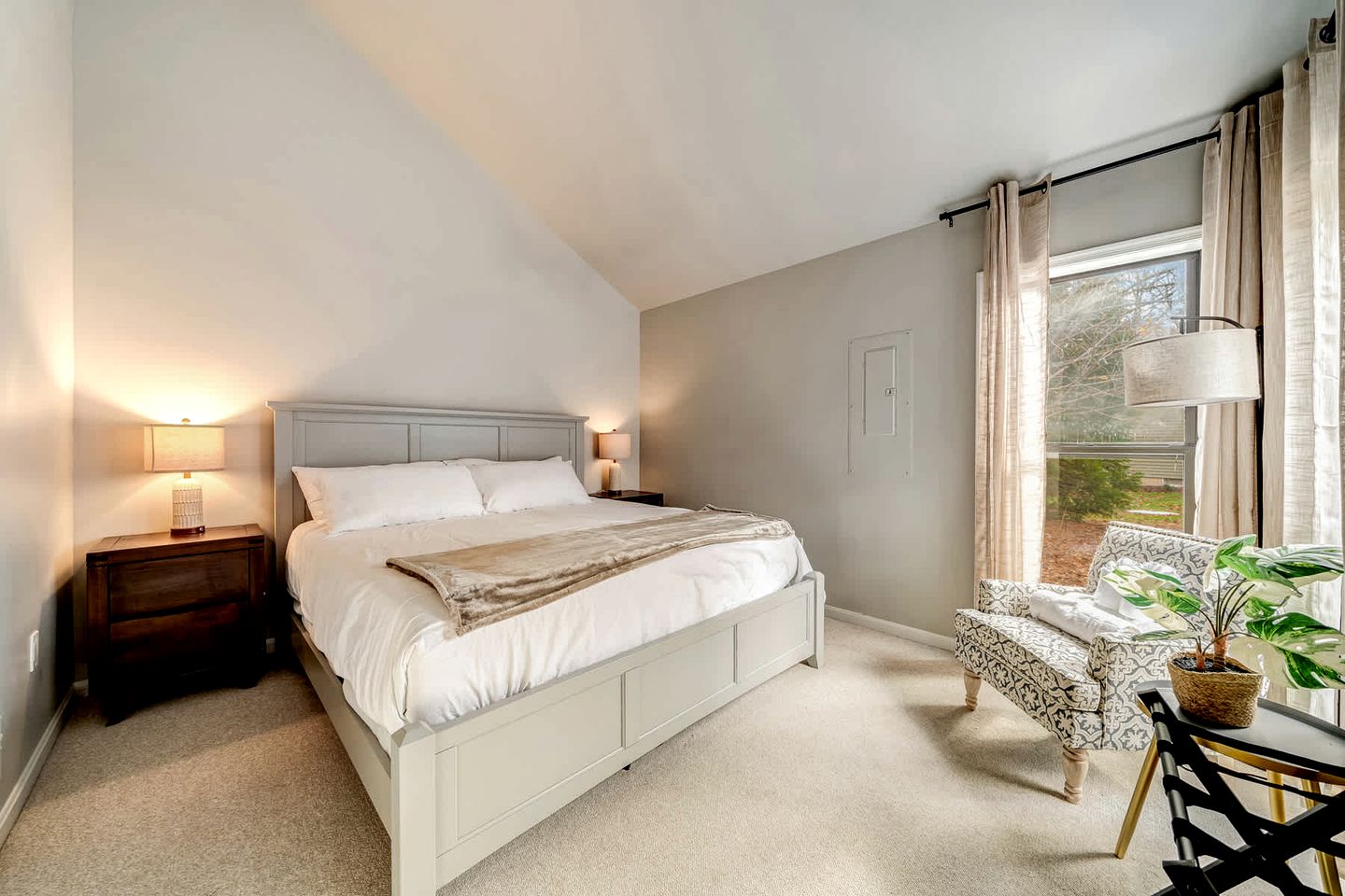 Spacious Cabin with Hot Tub, Arcade Room, and Fire Pit, Perfect for a Family Holiday in West Virginia