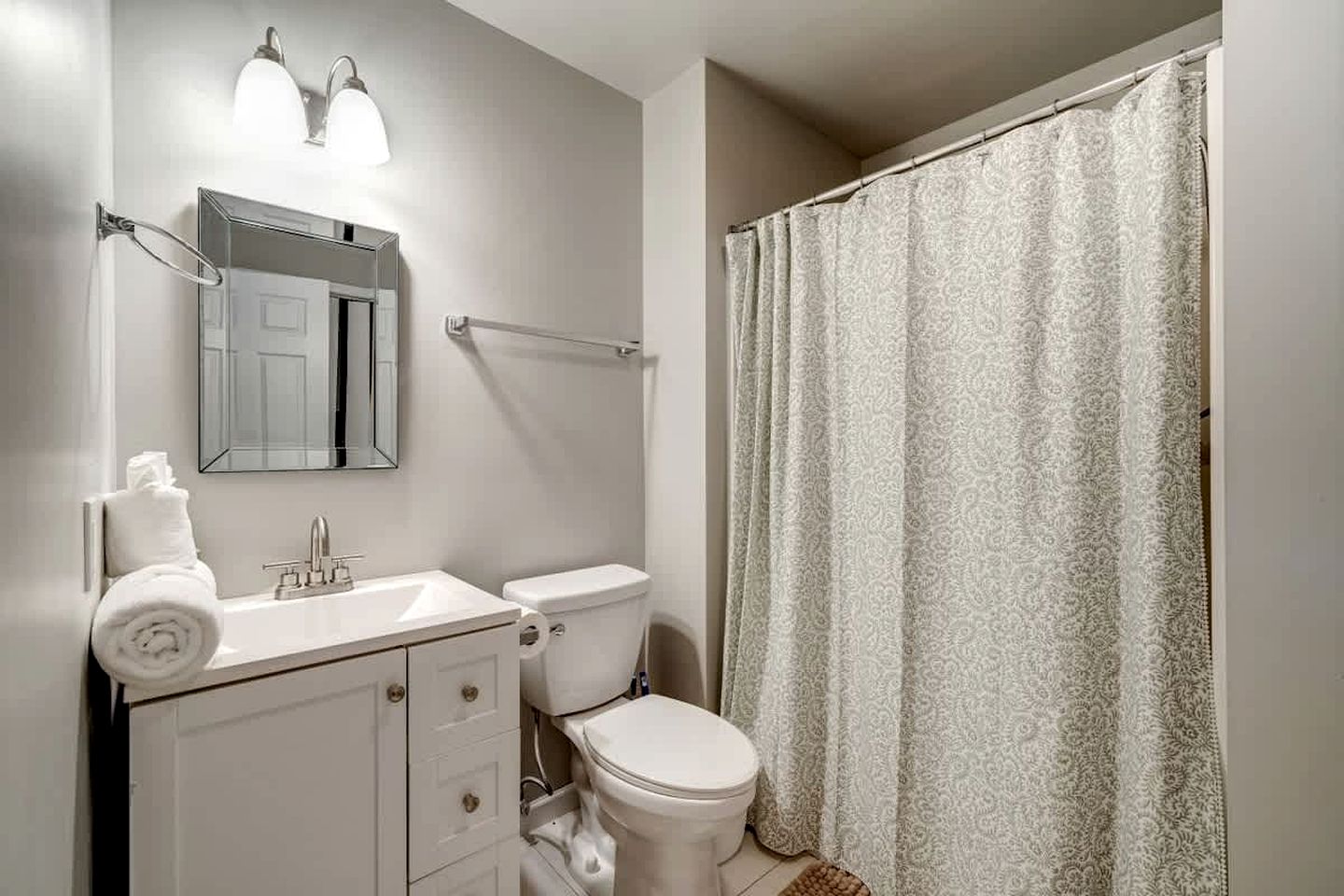 Spacious Cabin with Hot Tub, Arcade Room, and Fire Pit, Perfect for a Family Holiday in West Virginia