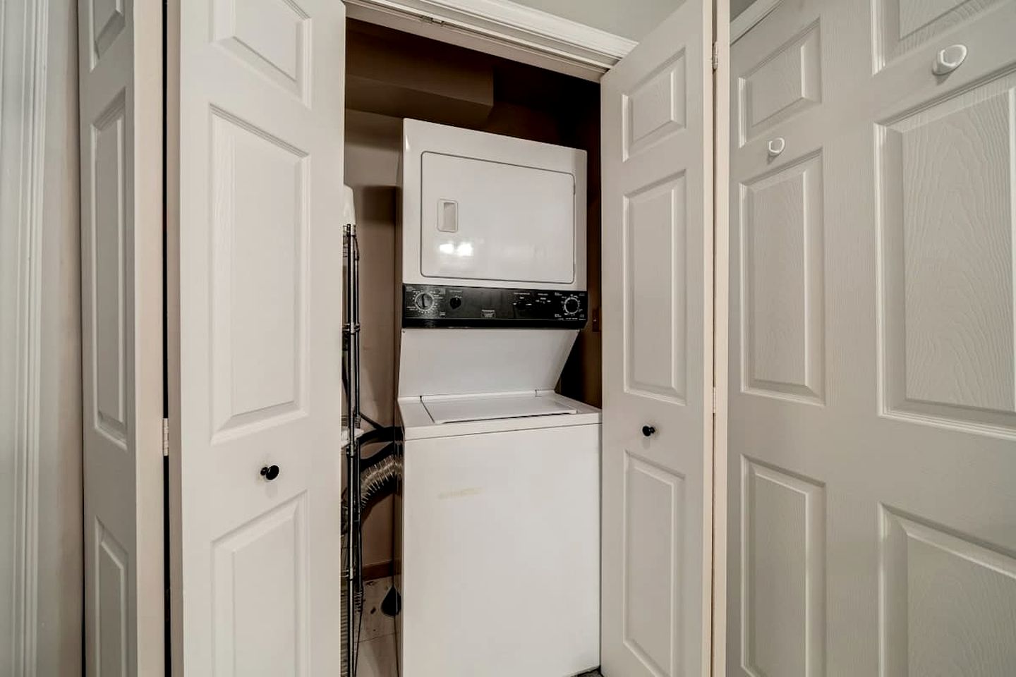 Spacious Cabin with Hot Tub, Arcade Room, and Fire Pit, Perfect for a Family Holiday in West Virginia