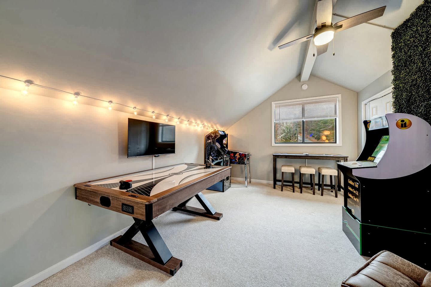 Spacious Cabin with Hot Tub, Arcade Room, and Fire Pit, Perfect for a Family Holiday in West Virginia