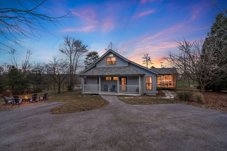 Spacious Cabin with Hot Tub, Arcade Room, and Fire Pit, Perfect for a Family Holiday in West Virginia