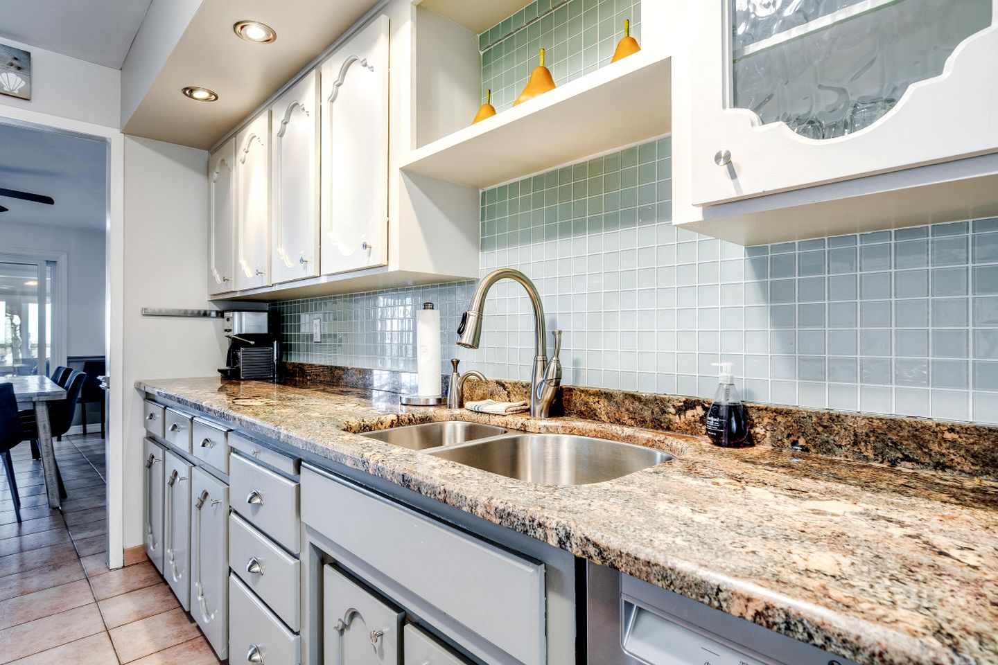 Picturesque Oceanfront Cottage with Hot-tub in Leamington, Ontario