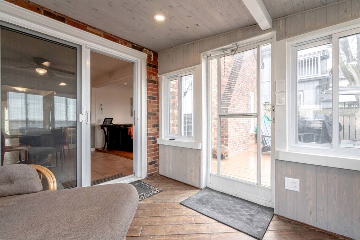 Picturesque Oceanfront Cottage with Hot-tub in Leamington, Ontario