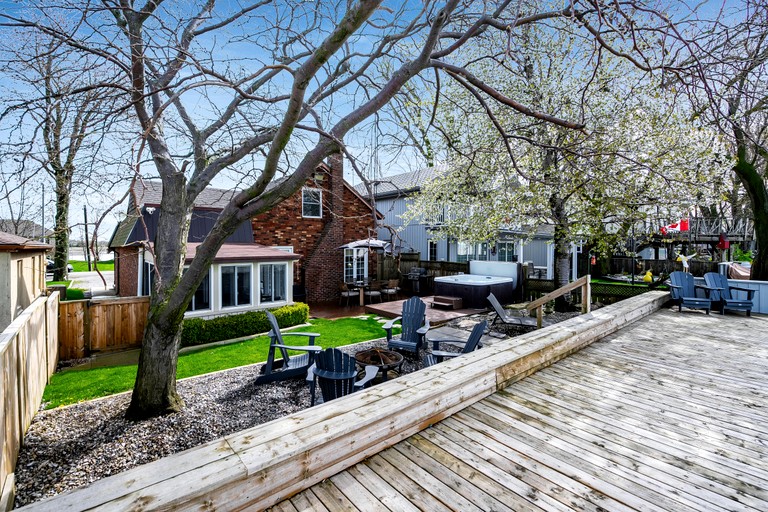 Picturesque Oceanfront Cottage with Hot-tub in Leamington, Ontario
