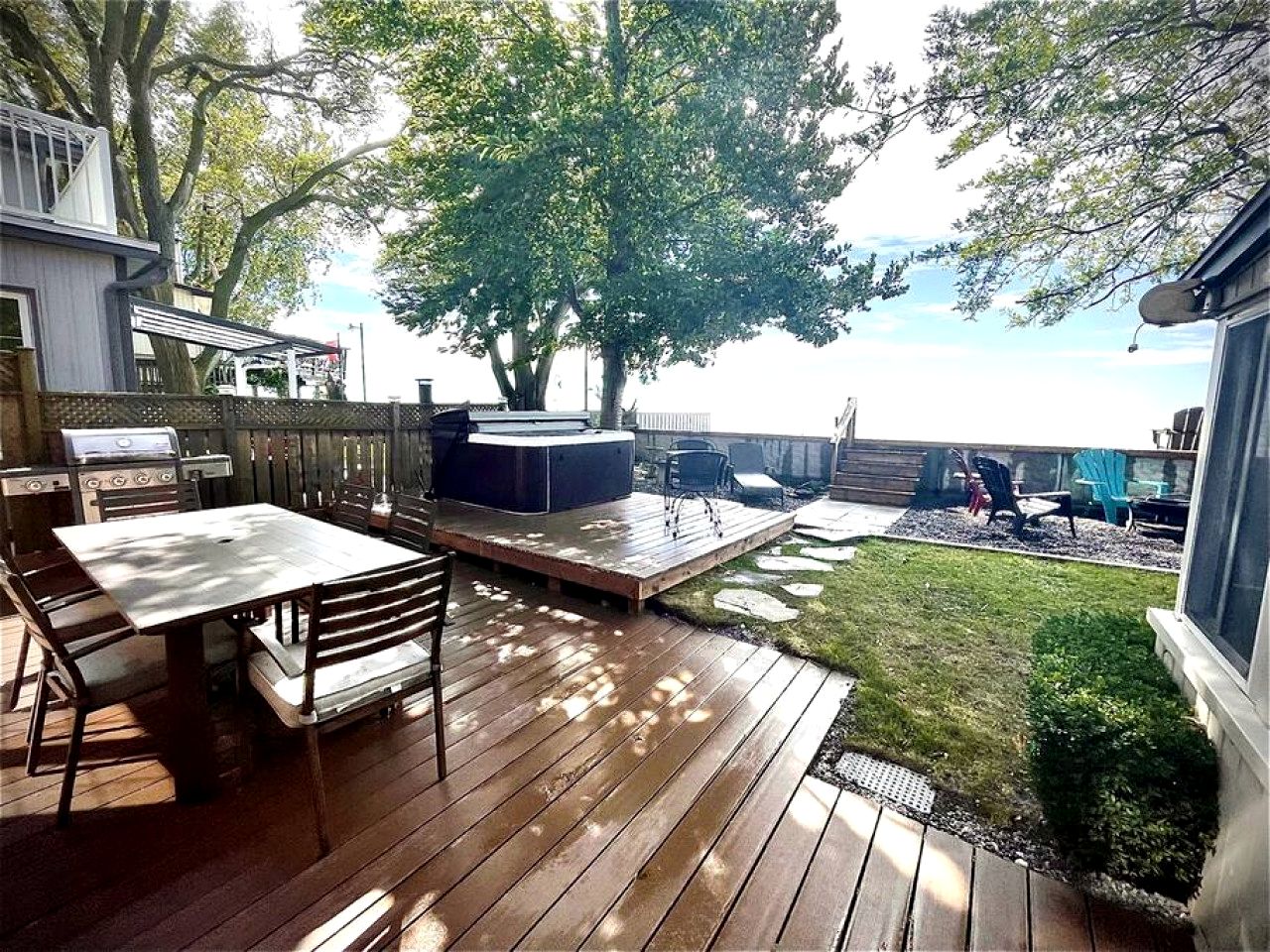 Picturesque Oceanfront Cottage with Hot-tub in Leamington, Ontario