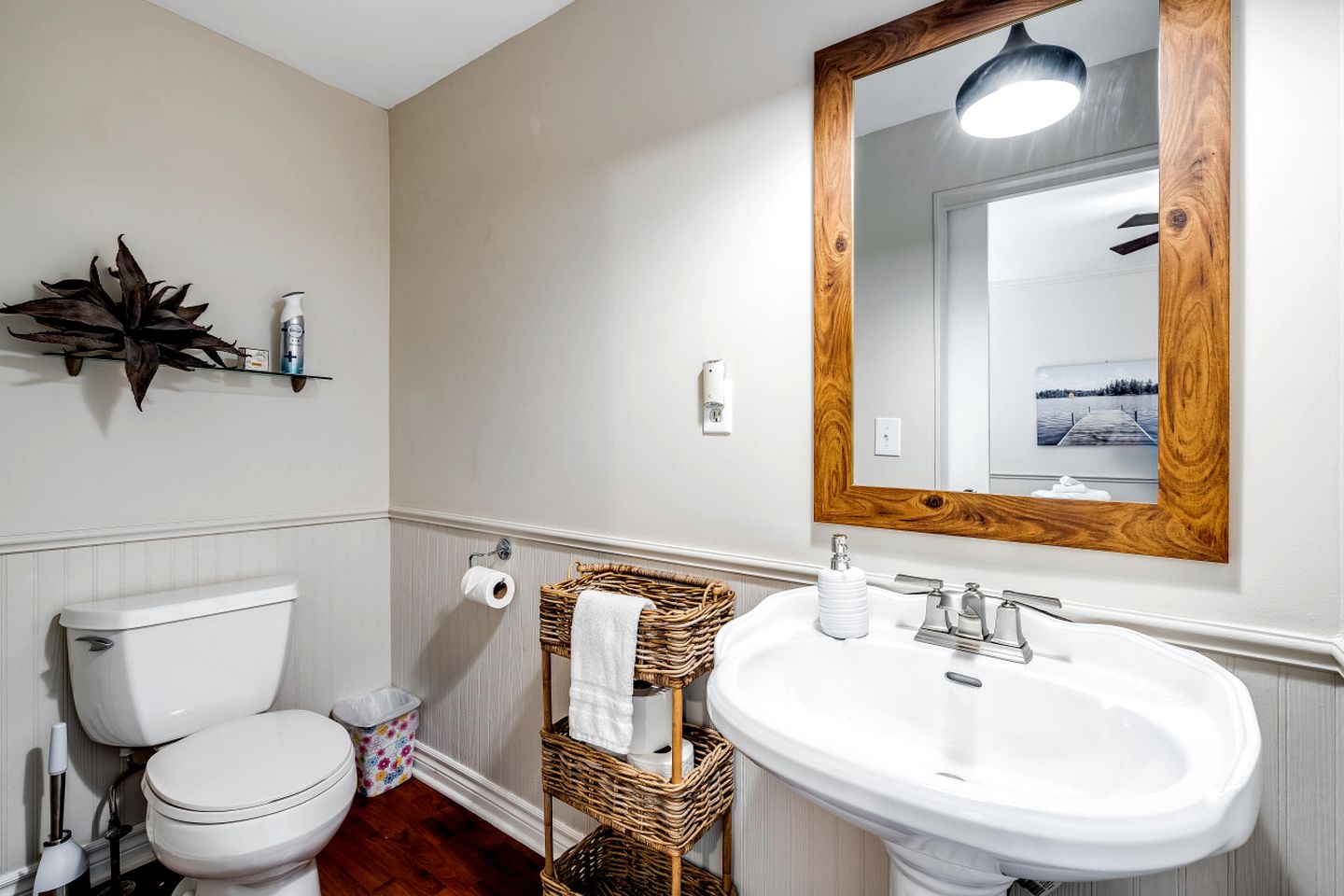 Picturesque Oceanfront Cottage with Hot-tub in Leamington, Ontario