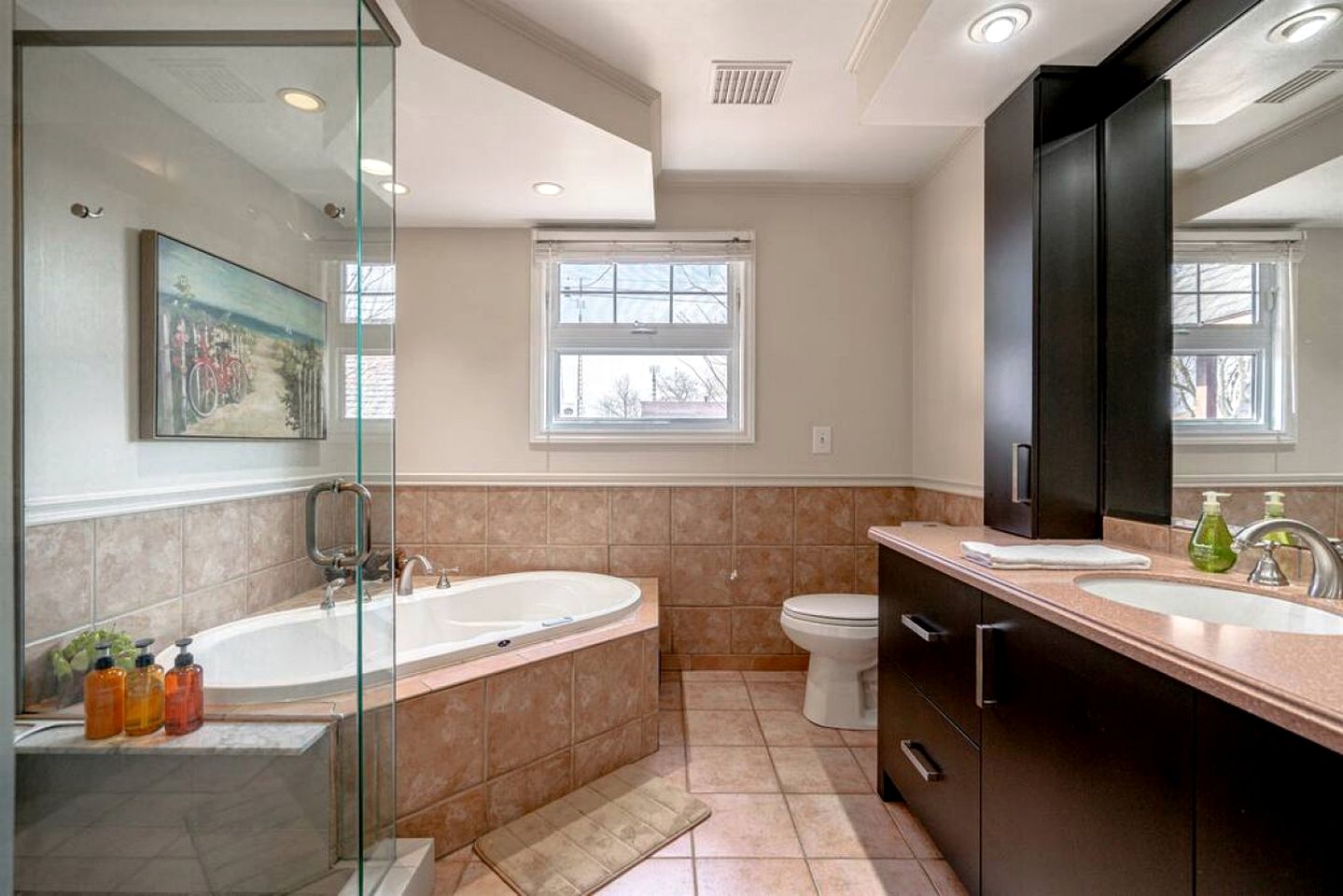 Picturesque Oceanfront Cottage with Hot-tub in Leamington, Ontario
