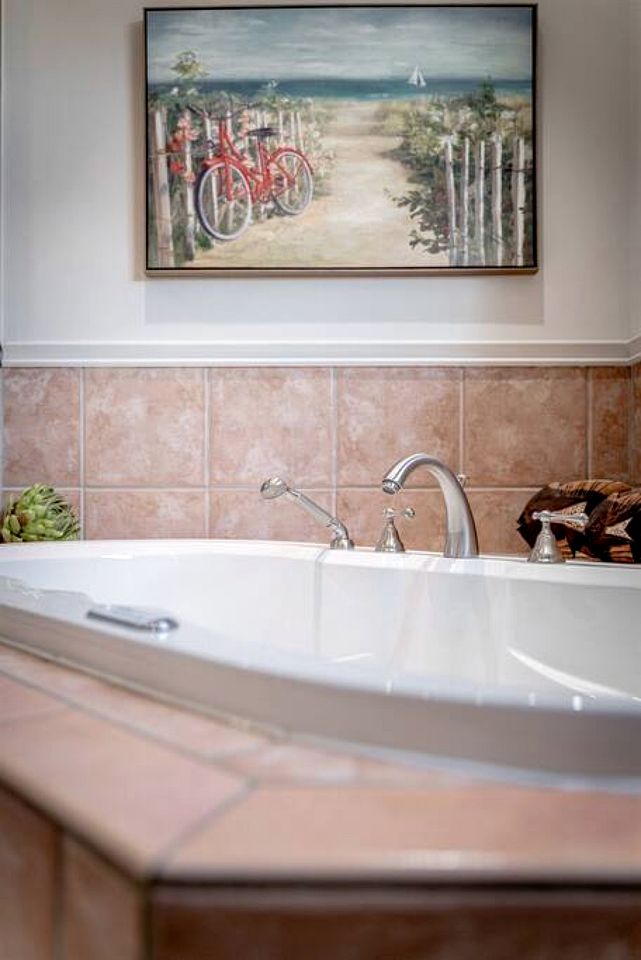 Picturesque Oceanfront Cottage with Hot-tub in Leamington, Ontario