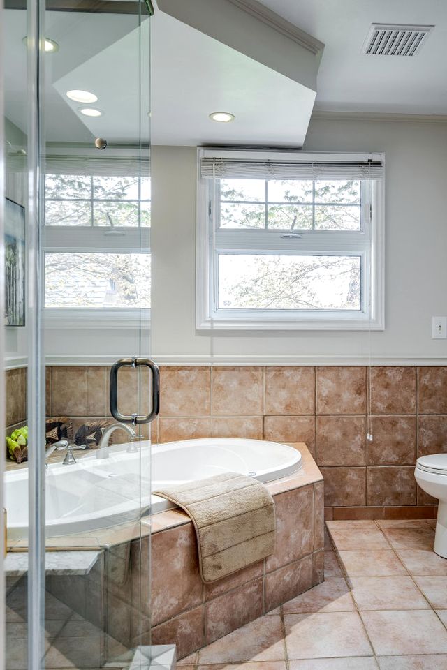 Picturesque Oceanfront Cottage with Hot-tub in Leamington, Ontario