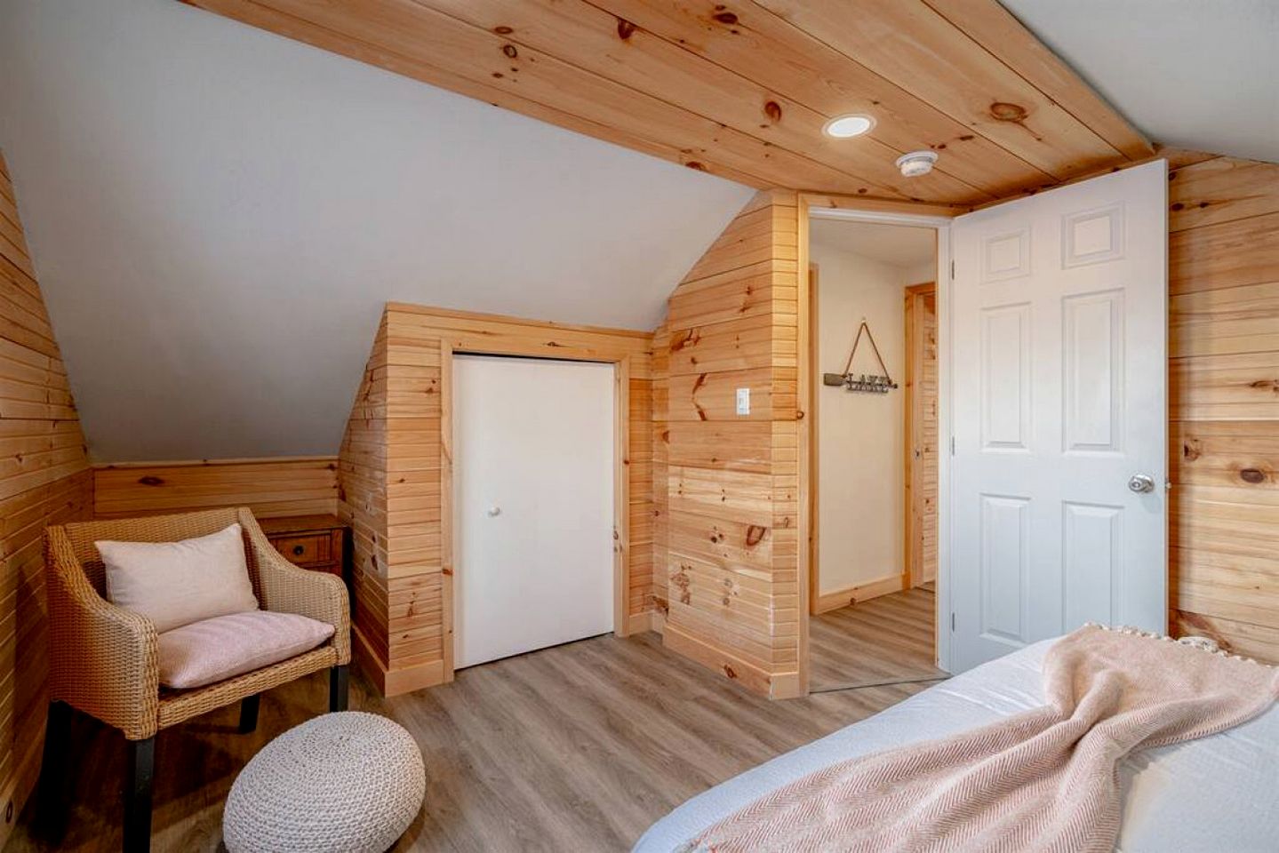 Picturesque Oceanfront Cottage with Hot-tub in Leamington, Ontario
