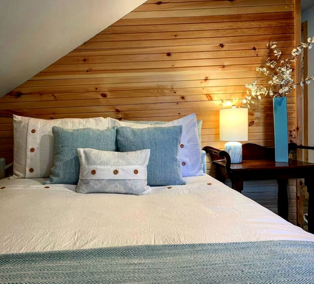Picturesque Oceanfront Cottage with Hot-tub in Leamington, Ontario