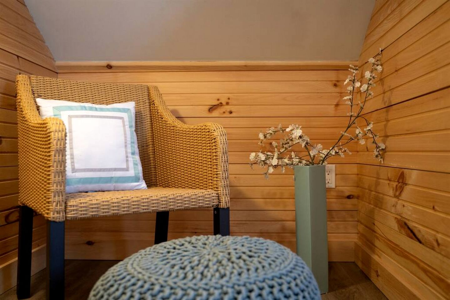 Picturesque Oceanfront Cottage with Hot-tub in Leamington, Ontario