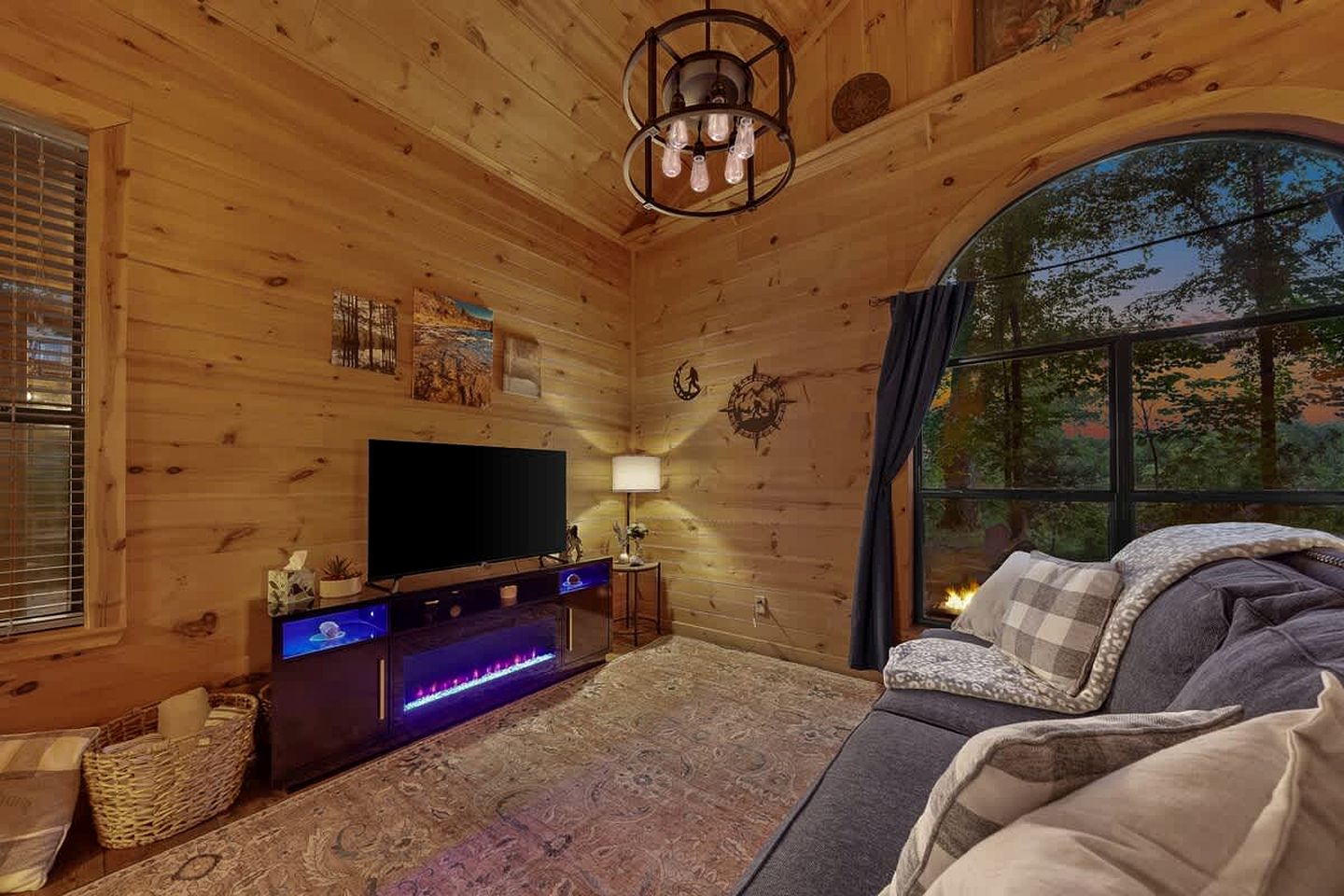 Romantic Luxury Cabin with Hot Tub, King Suite & Fire Pit Near Broken Bow Lake, Hochatown, Broken Bow, Oklahoma