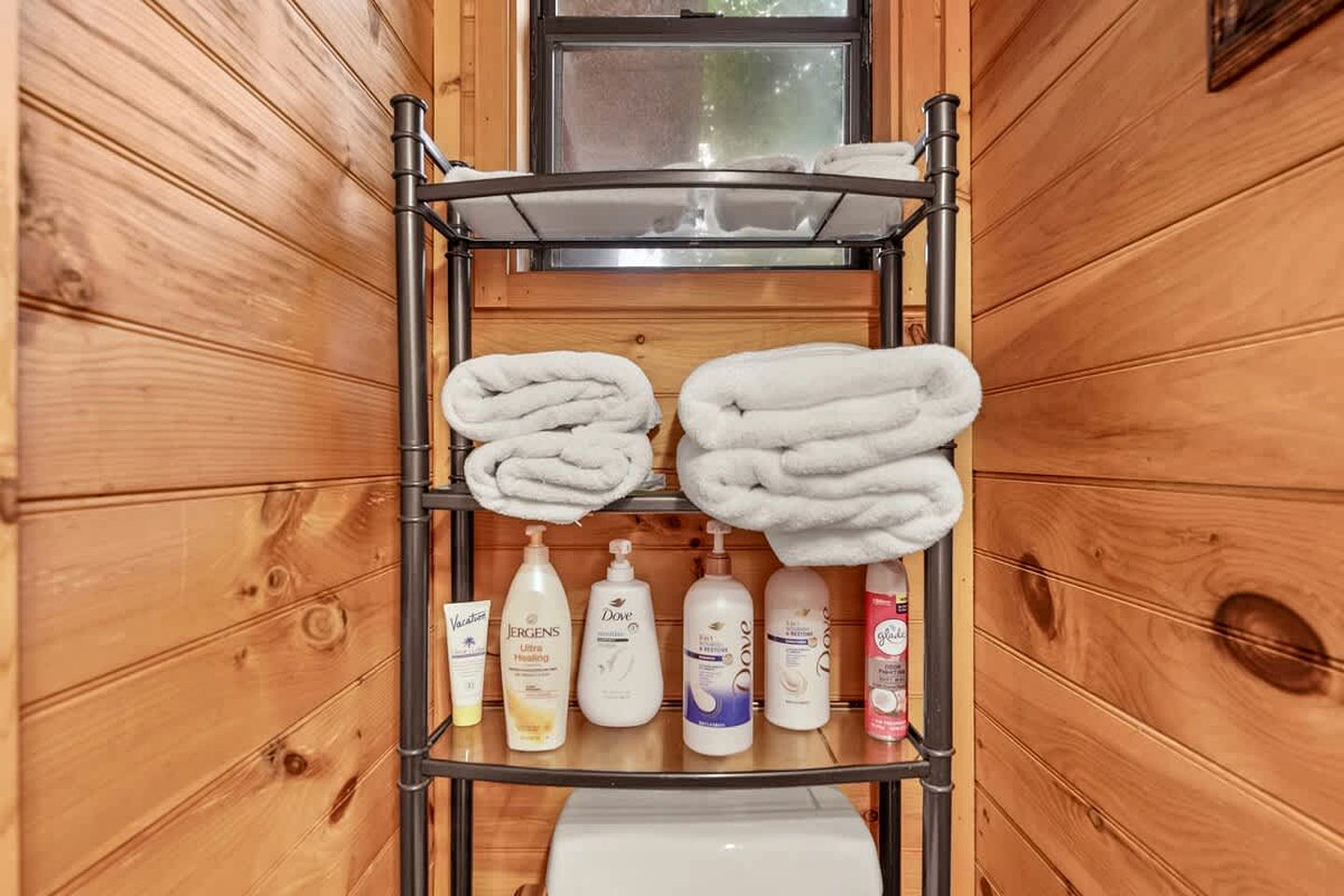 Romantic Luxury Cabin with Hot Tub, King Suite & Fire Pit Near Broken Bow Lake, Hochatown, Broken Bow, Oklahoma
