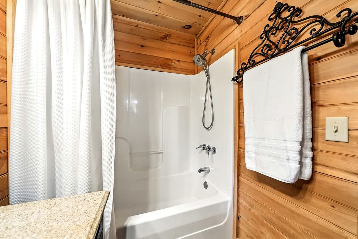 Romantic Luxury Cabin with Hot Tub, King Suite & Fire Pit Near Broken Bow Lake, Hochatown, Broken Bow, Oklahoma