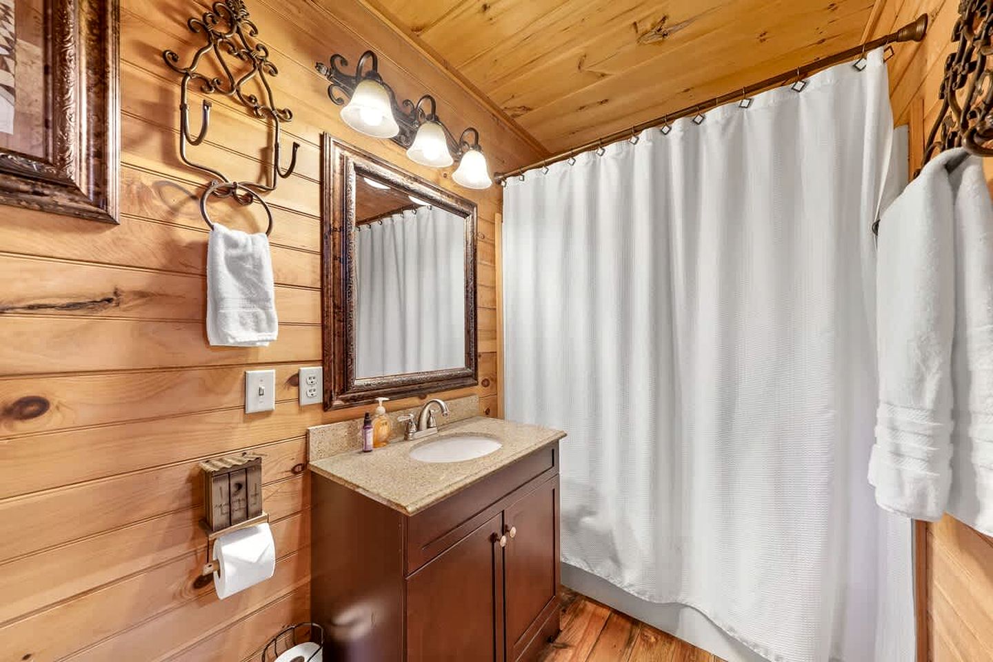 Romantic Luxury Cabin with Hot Tub, King Suite & Fire Pit Near Broken Bow Lake, Hochatown, Broken Bow, Oklahoma