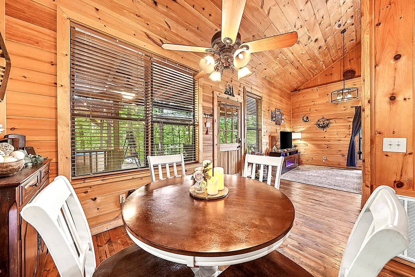 Romantic Luxury Cabin with Hot Tub, King Suite & Fire Pit Near Broken Bow Lake, Hochatown, Broken Bow, Oklahoma