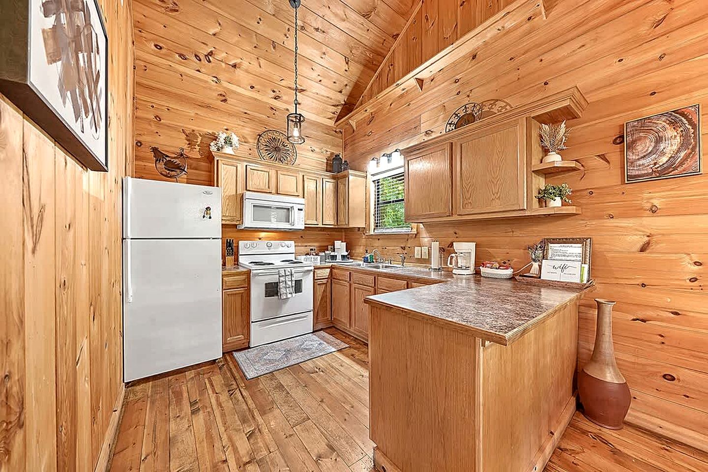 Romantic Luxury Cabin with Hot Tub, King Suite & Fire Pit Near Broken Bow Lake, Hochatown, Broken Bow, Oklahoma