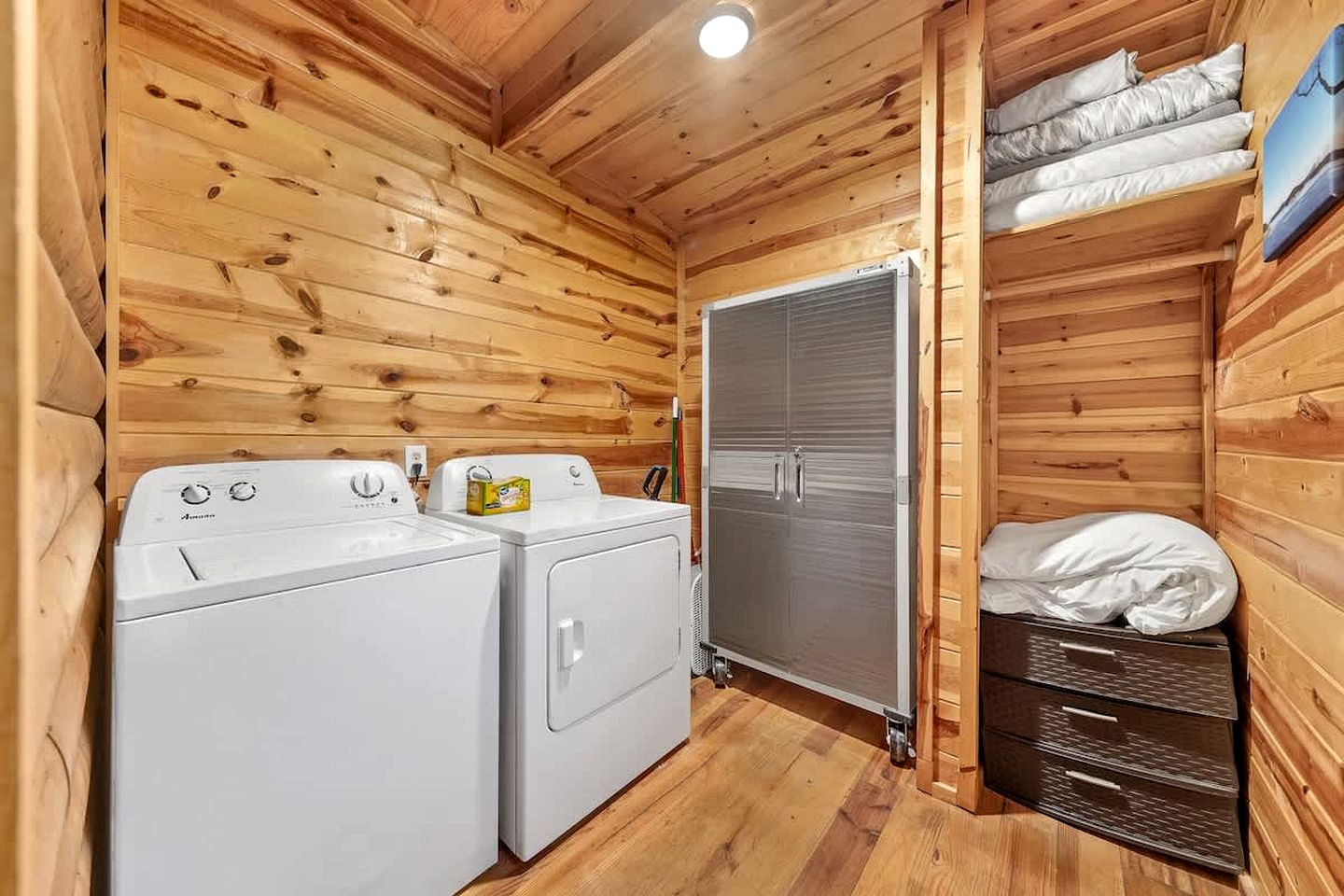 Romantic Luxury Cabin with Hot Tub, King Suite & Fire Pit Near Broken Bow Lake, Hochatown, Broken Bow, Oklahoma
