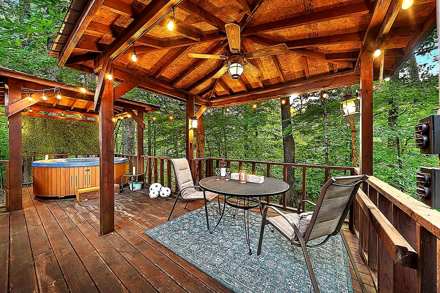 Romantic Luxury Cabin with Hot Tub, King Suite & Fire Pit Near Broken Bow Lake, Hochatown, Broken Bow, Oklahoma