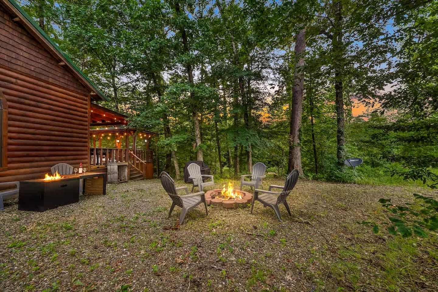 Romantic Luxury Cabin with Hot Tub, King Suite & Fire Pit Near Broken Bow Lake, Hochatown, Broken Bow, Oklahoma