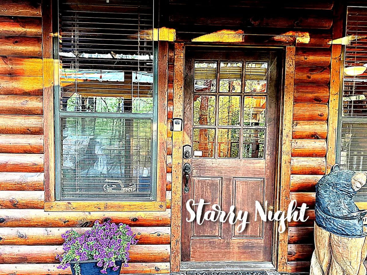 Romantic Luxury Cabin with Hot Tub, King Suite & Fire Pit Near Broken Bow Lake, Hochatown, Broken Bow, Oklahoma