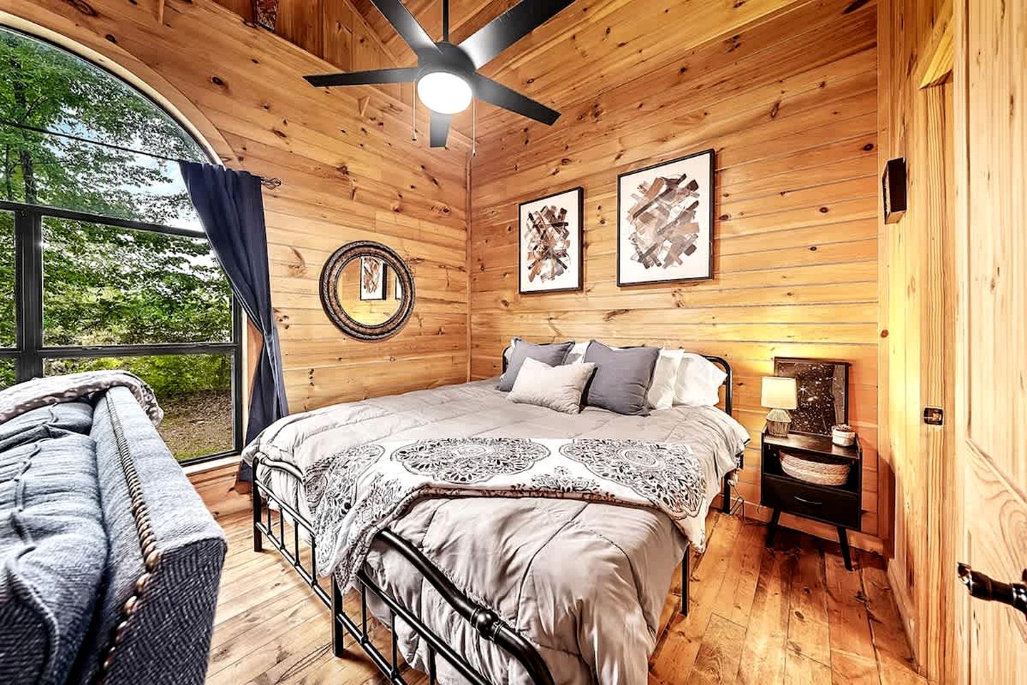 Romantic Luxury Cabin with Hot Tub, King Suite & Fire Pit Near Broken Bow Lake, Hochatown, Broken Bow, Oklahoma