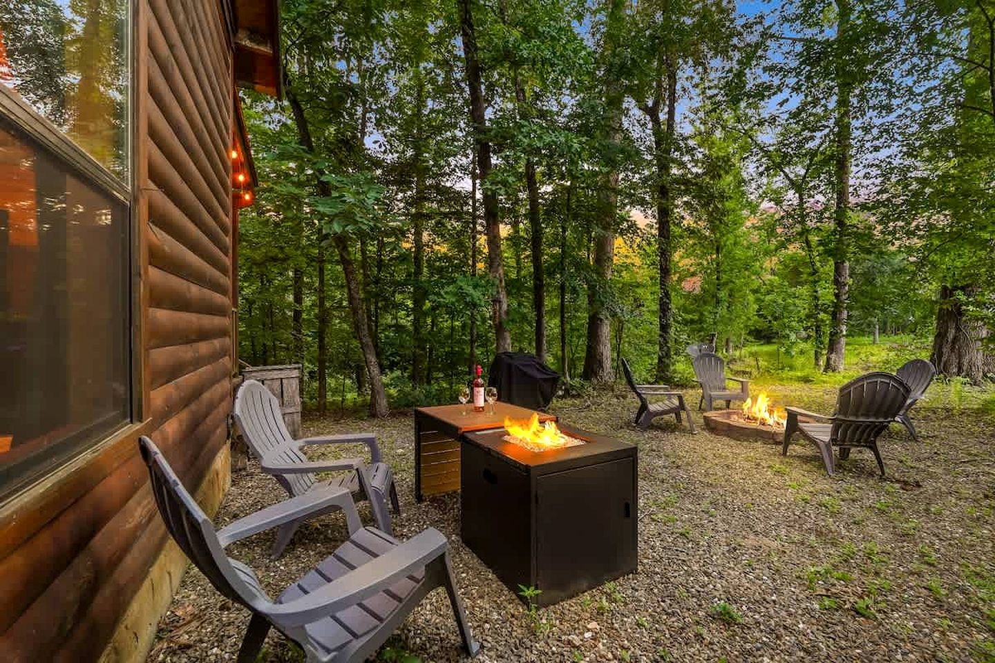 Romantic Luxury Cabin with Hot Tub, King Suite & Fire Pit Near Broken Bow Lake, Hochatown, Broken Bow, Oklahoma