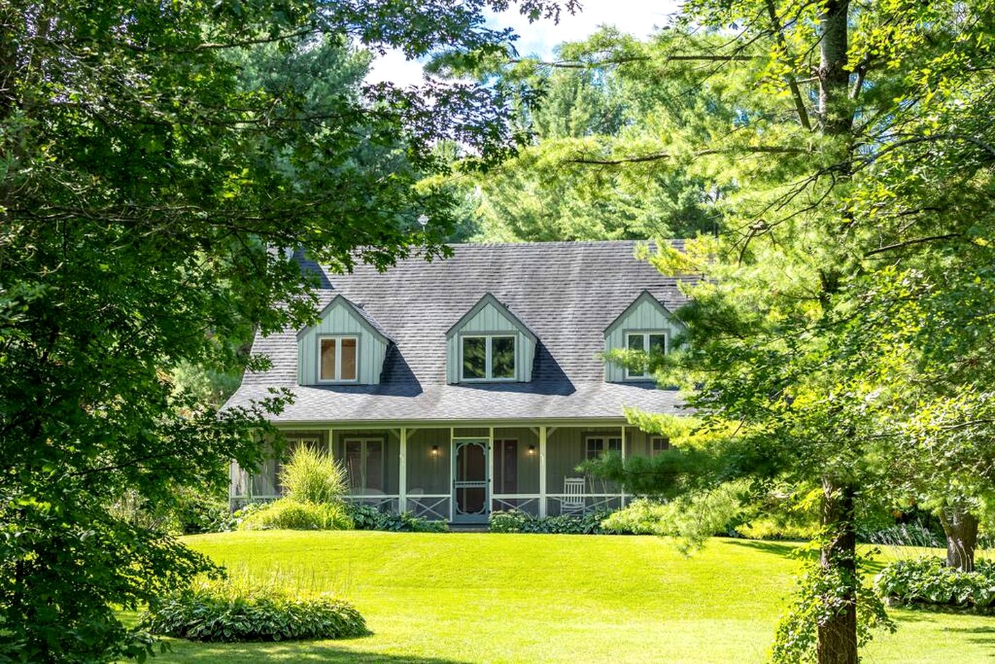 Secluded Riverfront Farmhouse with Pool, Hot Tub & Firepit in Ontario, Canada