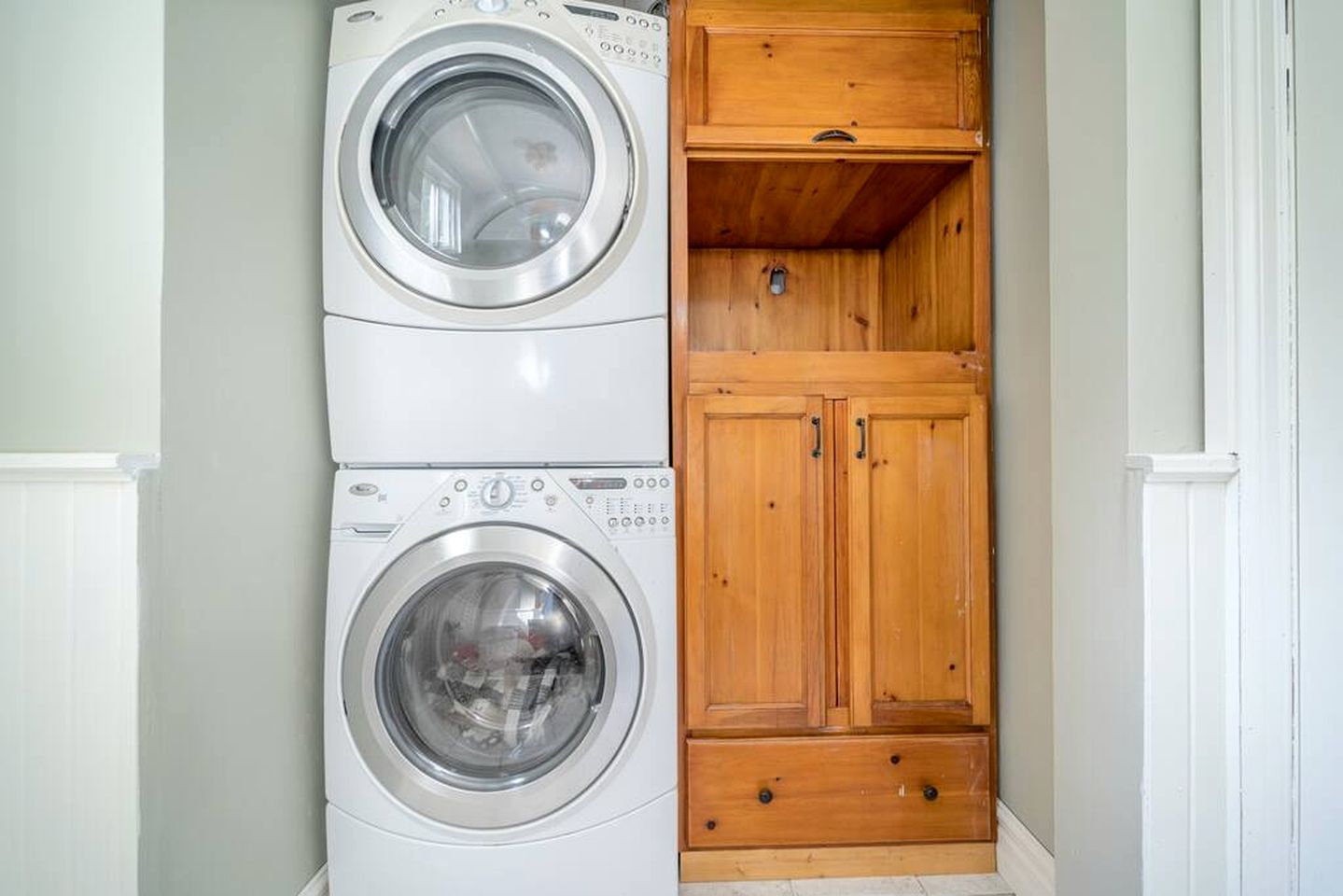 Secluded Riverfront Farmhouse with Pool, Hot Tub & Firepit in Ontario, Canada