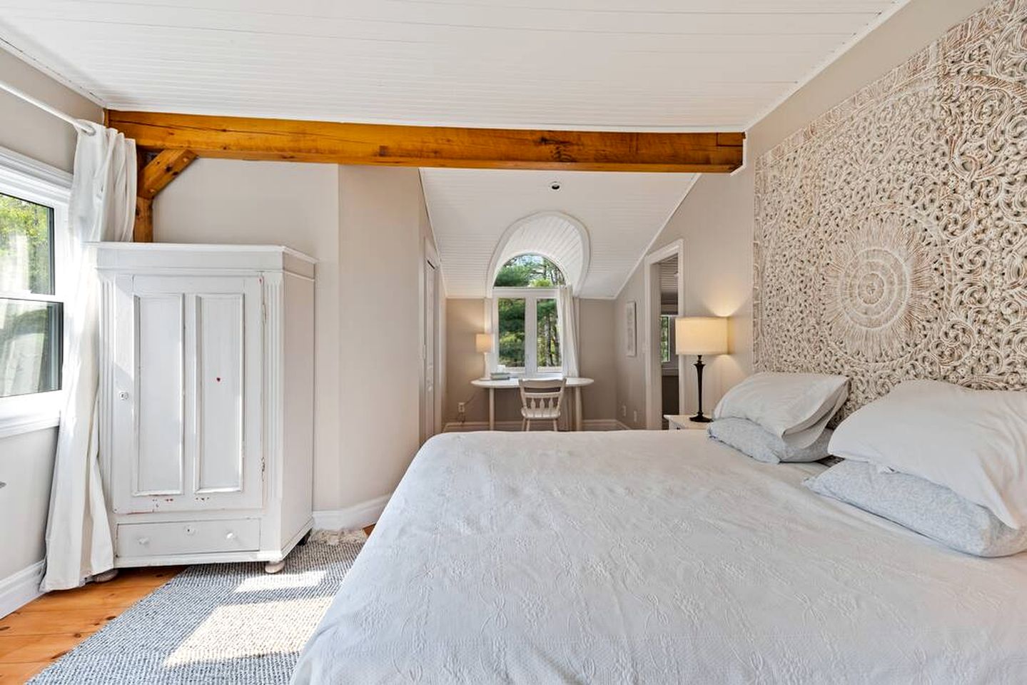 Secluded Riverfront Farmhouse with Pool, Hot Tub & Firepit in Ontario, Canada