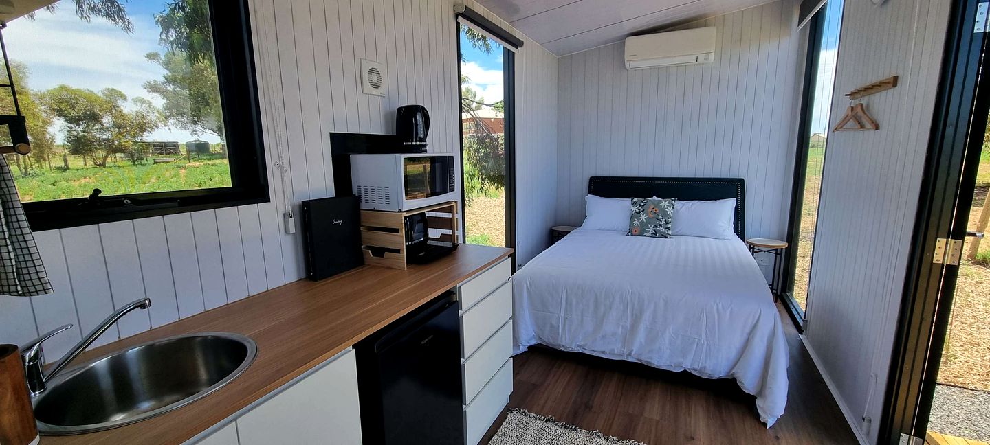 Charming Tiny House with Fire Pit in Victoria