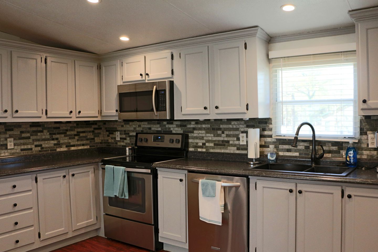 Charming Cabin with Private Dock on Lake for Lovely Family Glamping Near Oklahoma City