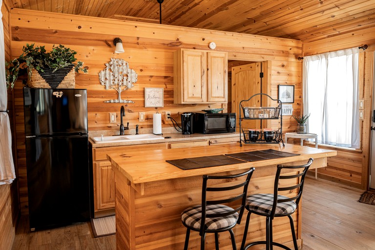 Charming King-Size Cabin with Wi-Fi and Deck in Fredericksburg, Texas | Cabins (Fredericksburg, Texas, United States of America)