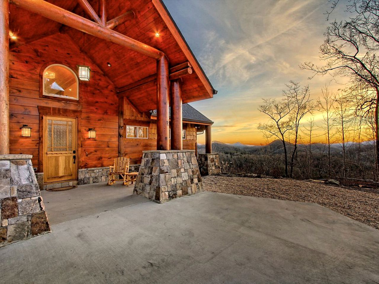 Beautifully Decorated Luxury Cabin near Lake Burton in Northern Georgia