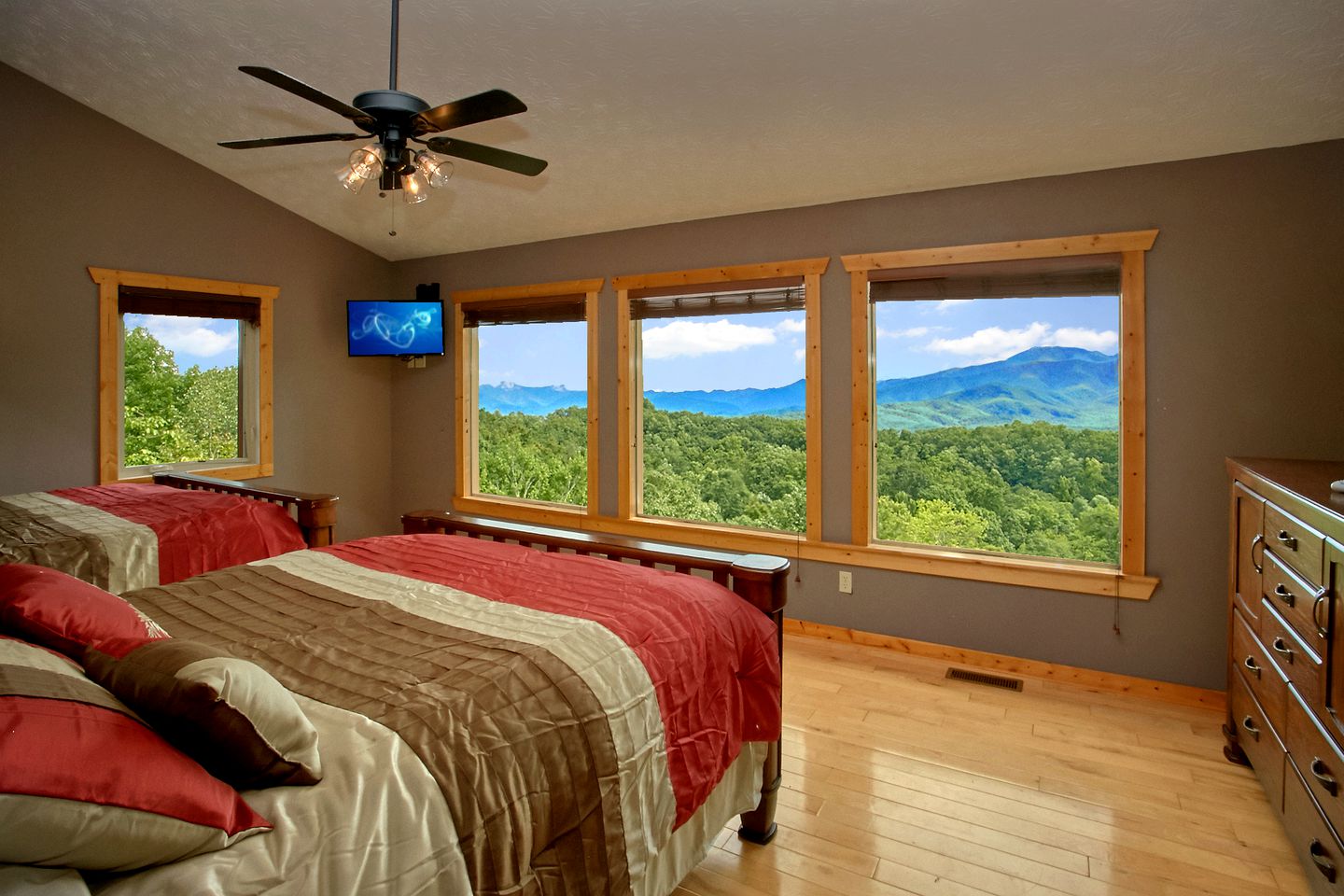 Gorgeous Gatlinburg Cabin Rental for a Vacation near the Great Smokies, Tennessee