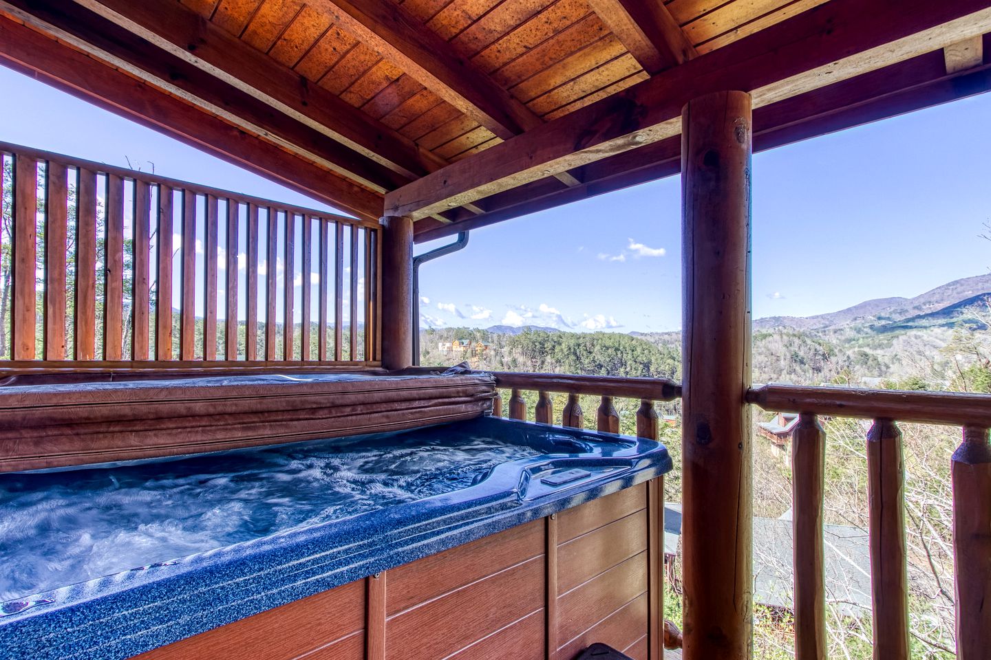 Pigeon Forge Log Cabin, for Family Glamping near Dollywood