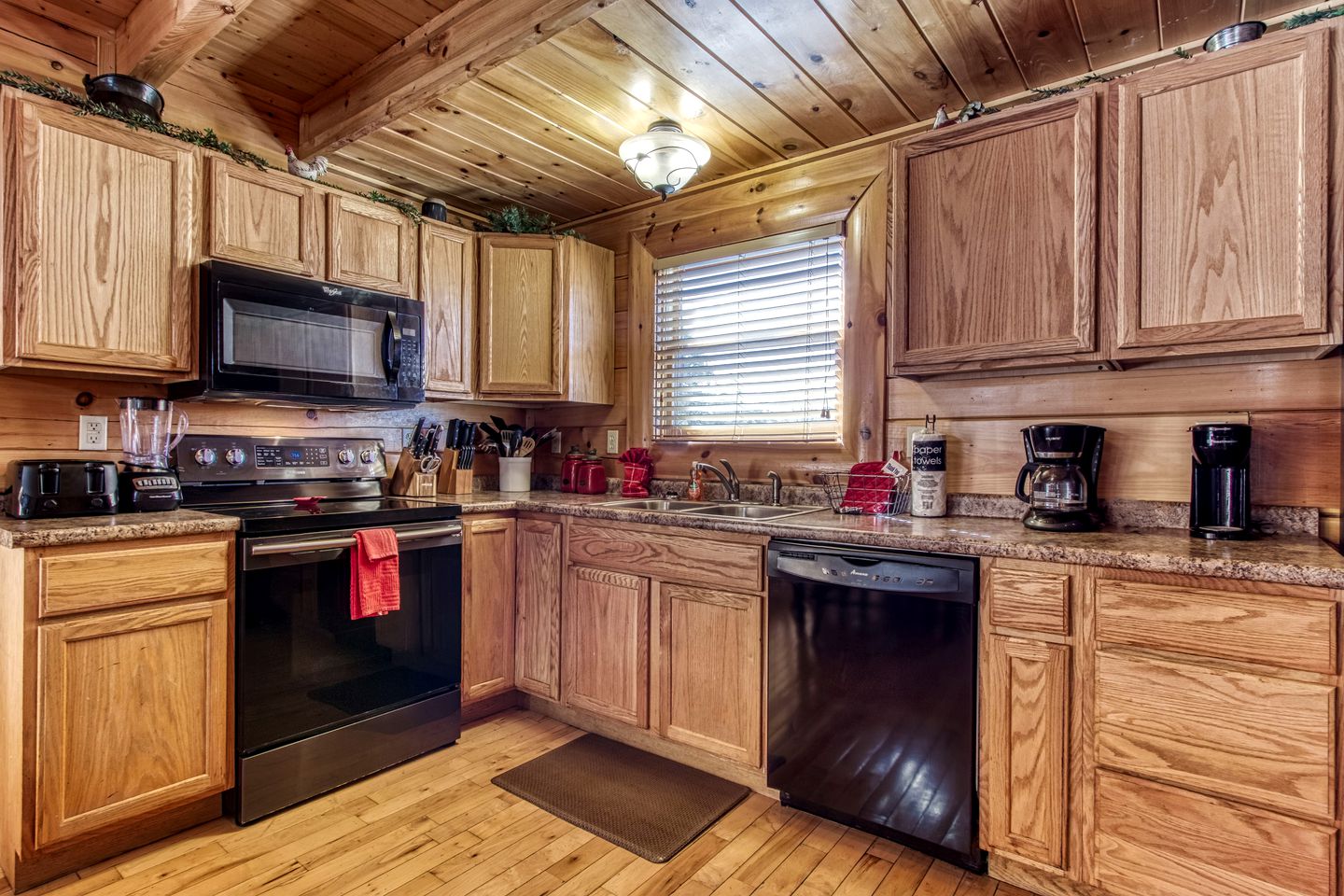 Pigeon Forge Log Cabin, for Family Glamping near Dollywood