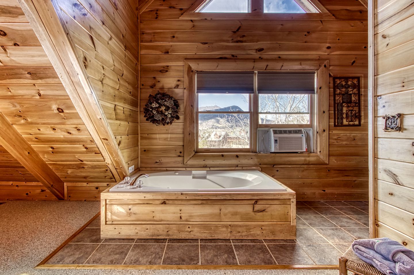 Pigeon Forge Log Cabin, for Family Glamping near Dollywood